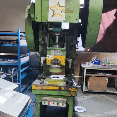 হস্তনির্মিত রান্নাঘর সিঙ্ক উত্পাদন জন্য দক্ষভাবে গভীর গলা Punch প্রেস হ্যান্ডলিং